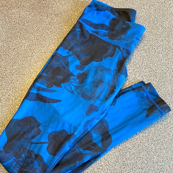 Lululemon wunder under in black and blue floral - Picture 5 of 5